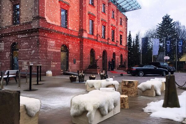 Bänke vor dem Jagdschloss Platte in Wiesbaden