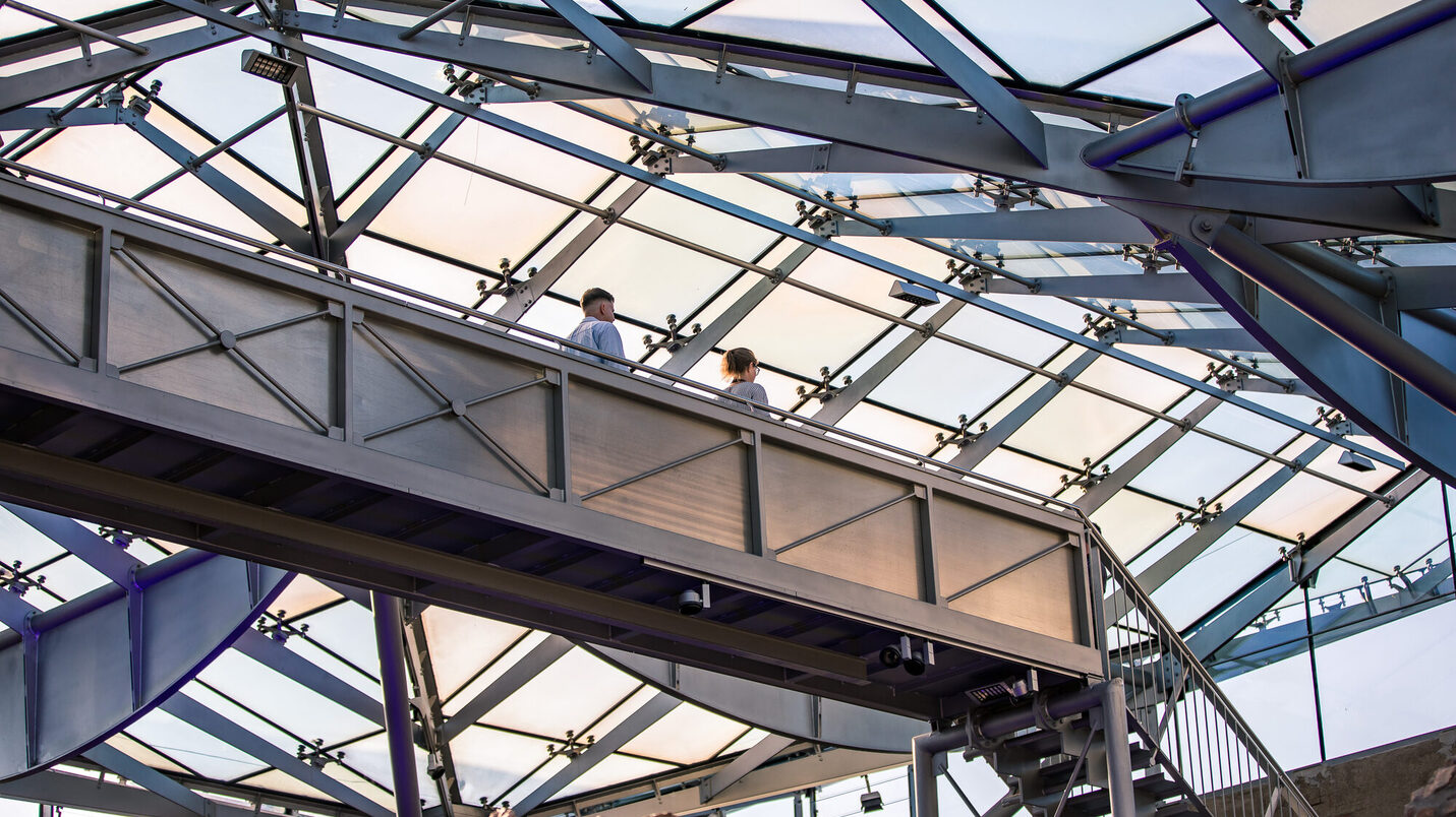 Ein Mann mit einer Kamera während einer Veranstaltung