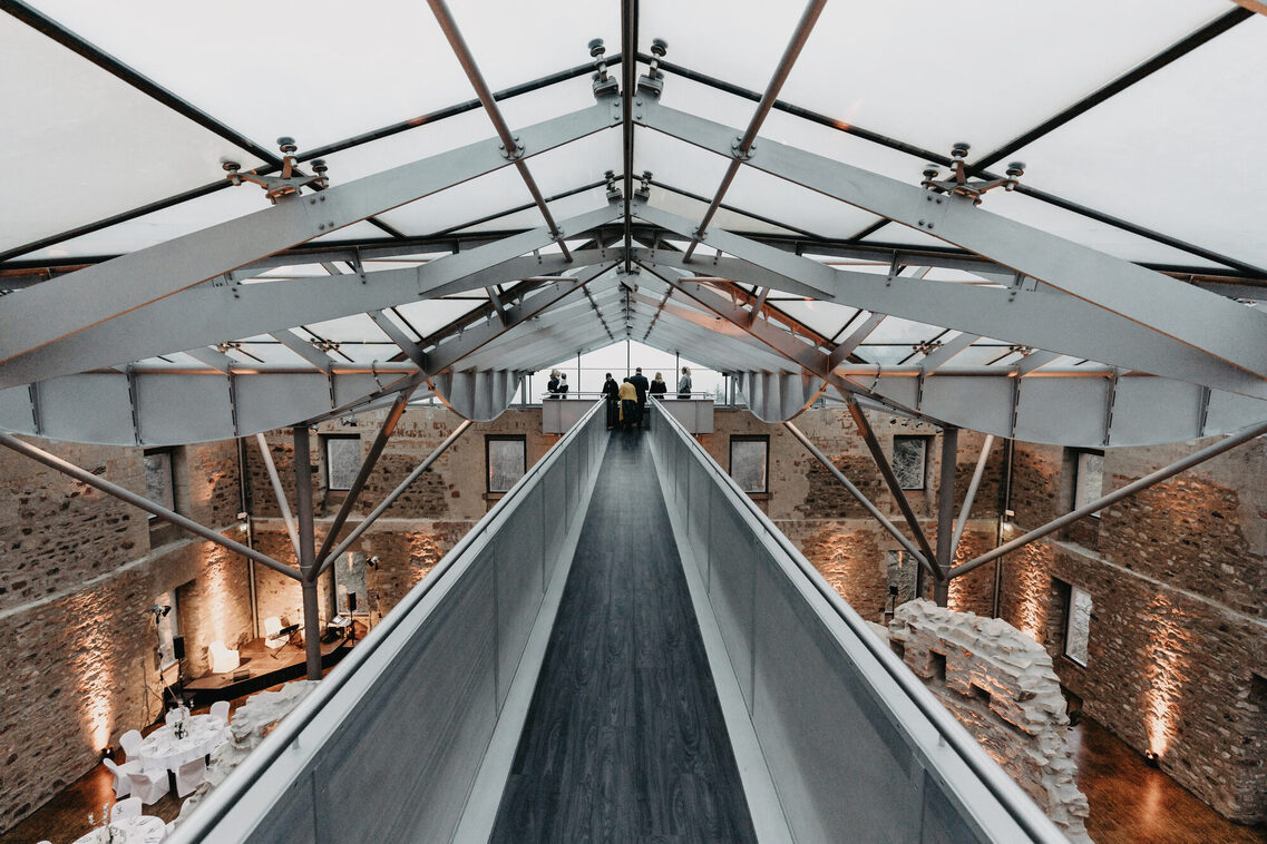 Menschen auf der Aussichtsplatform im Jagdschloss Platte