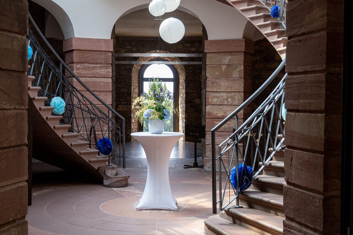 Hochzeitsdekoration in der Rotunde im Jagdschloss Platte