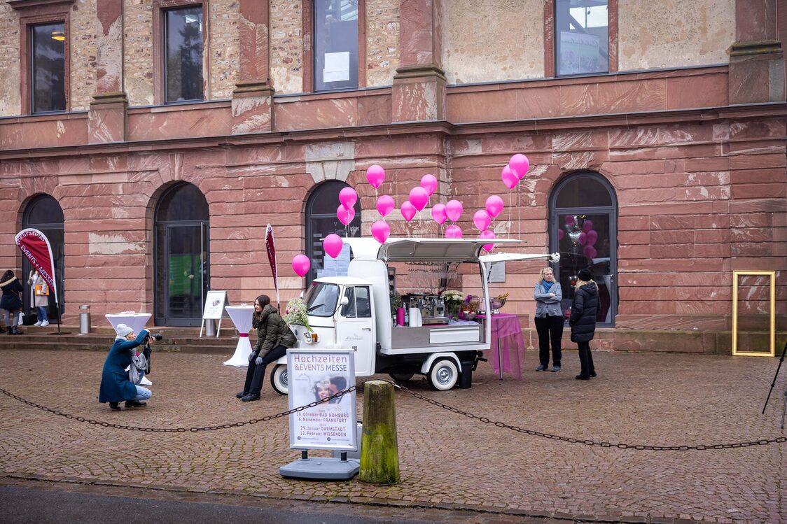 Ein Auto mit Luftballons vor dem Eingang ins Jagdschloss Platte