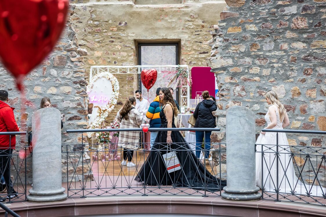Eine Frau im schwarzen Hochzeitskleid im Jagdschloss Platte