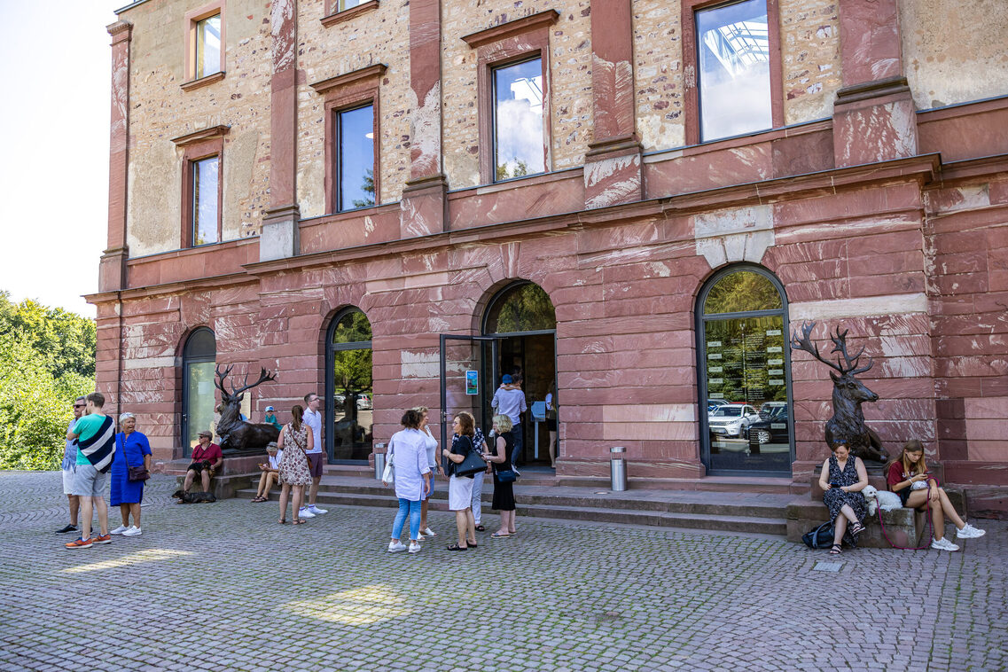 Besucher vor dem Jagdschloss Platte