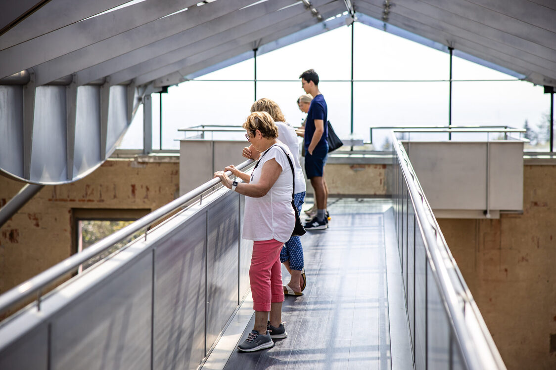 Guests on the viewing platform in the Platte hunting lodge