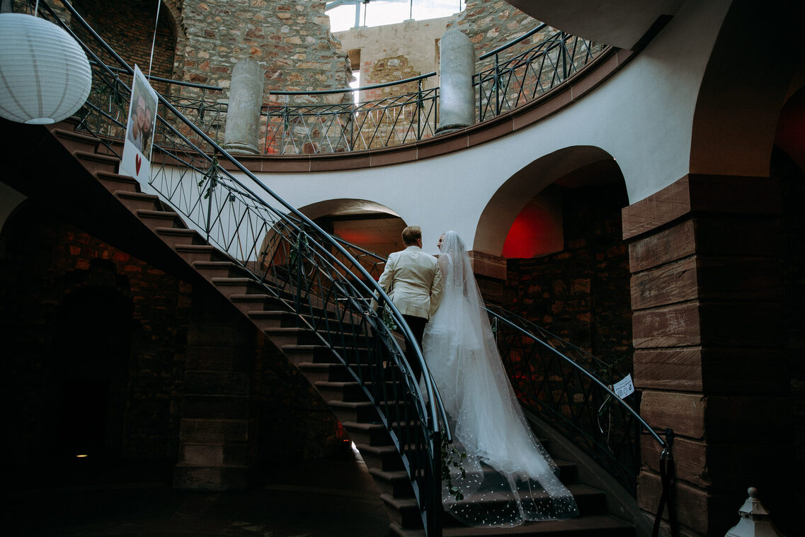 Ein Brautpaar macht ein Fotoshooting