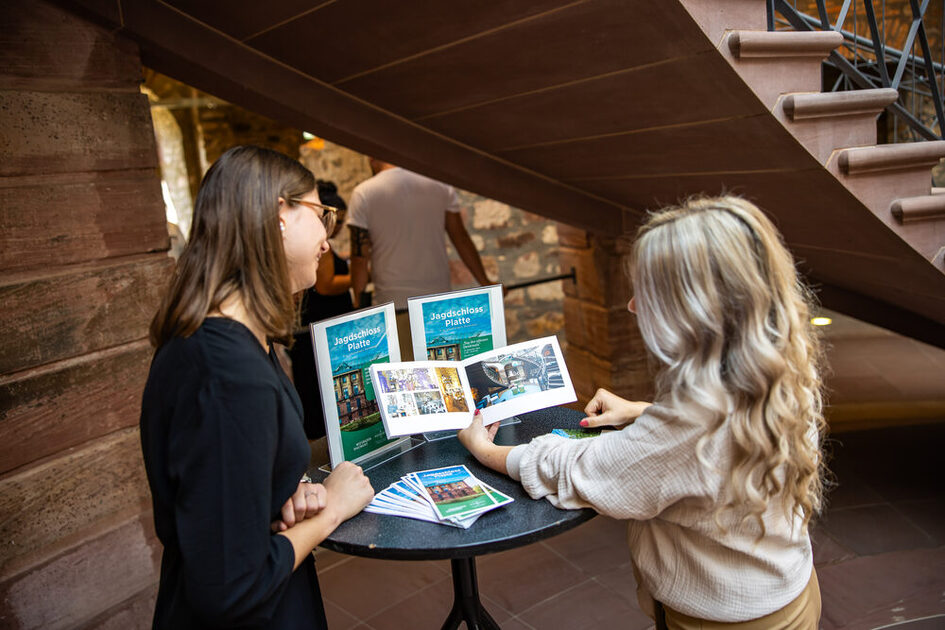 Zwei Frauen in einem Beratungsgespräch im Jagdschloss Platte