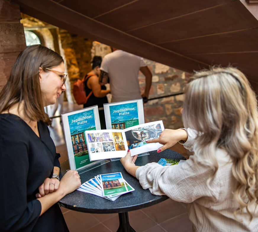 Due donne durante una seduta di consulenza al Jagdschloss Platte