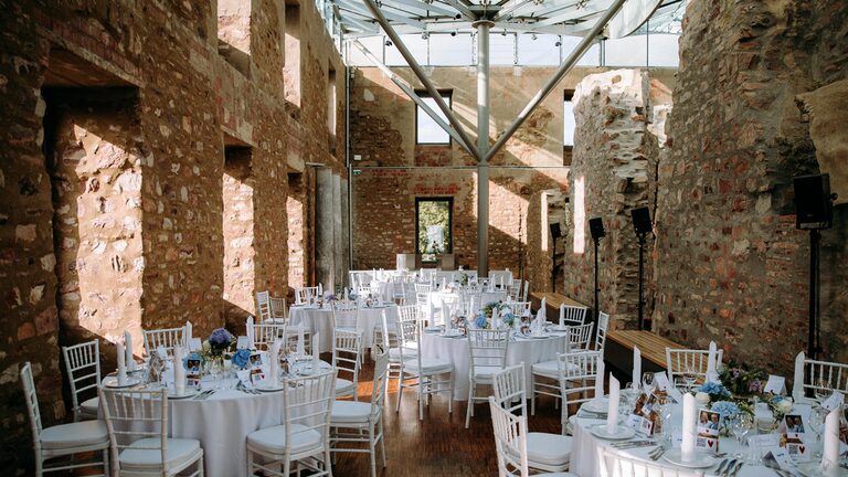 طبق جلوس في نزل الصيد