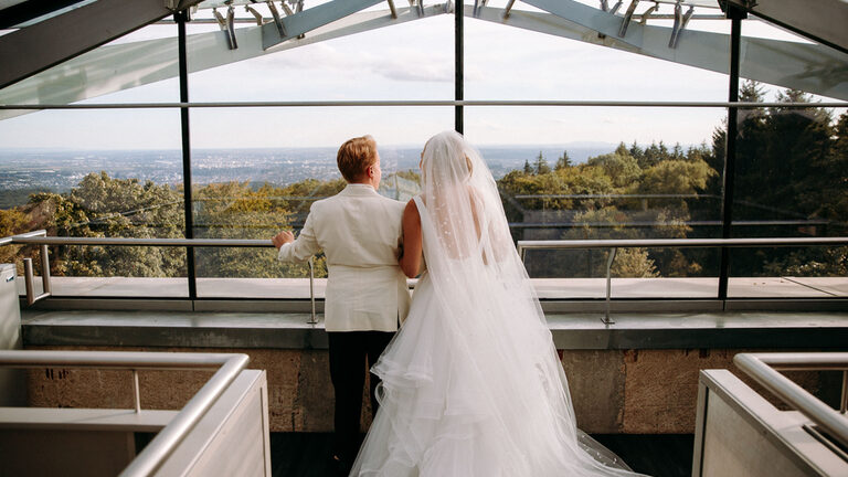 Hochzeitspaar auf einer Aussichtsplatform
