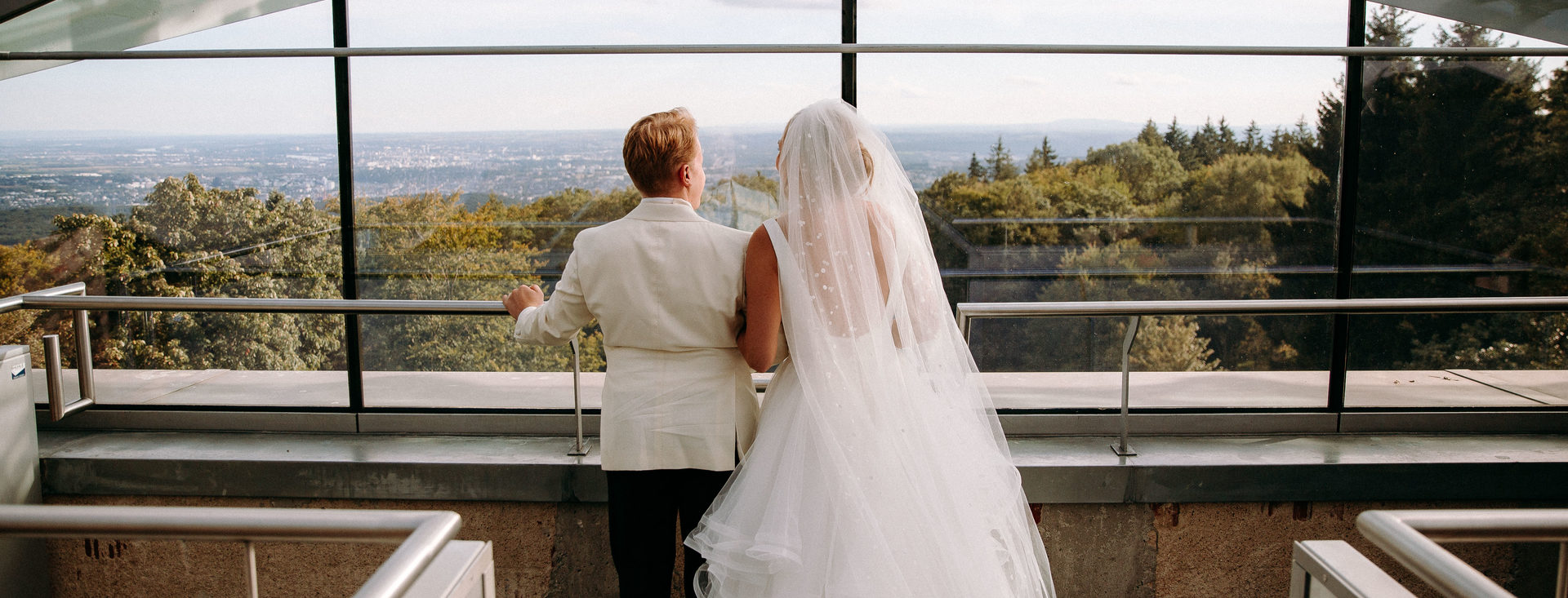 Hochzeitspaar auf einer Aussichtsplatform